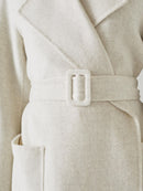 Ullkappa med dubbla rader knappar och skärp i midjan