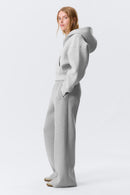 Grå tvådelad kostym med huva och utsvängda byxor