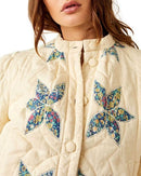 Vit väst med fjärilstryck, knappar och fickor