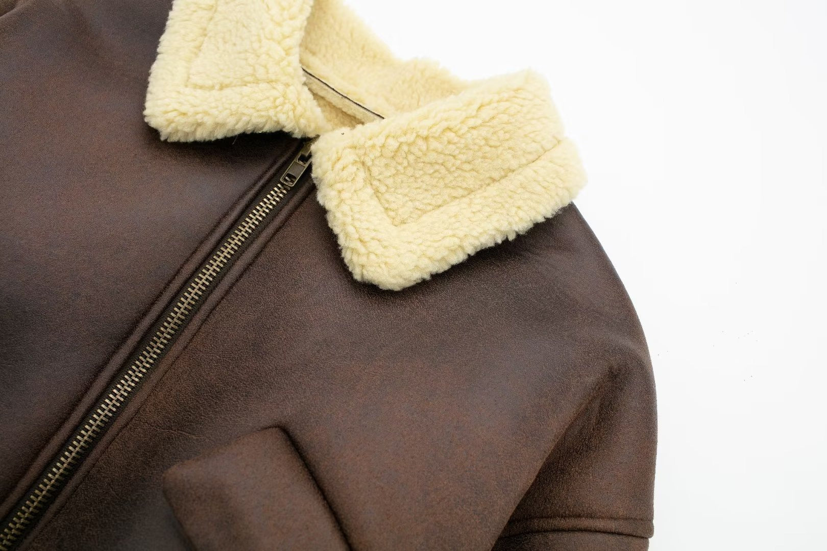 Brun jacka med långa ärmar