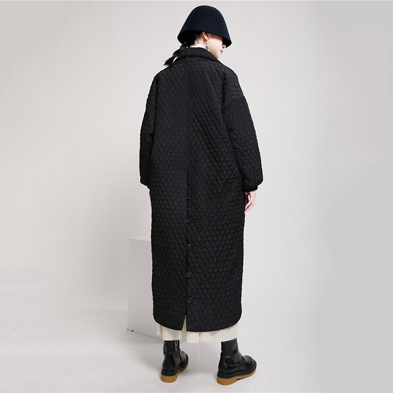 Liora svart jacka med knappar, lång bomull och ett skärp i midjan