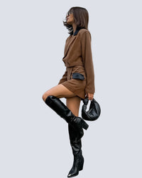 Avslappnat brunt tvådelat set, kjol och minijacka