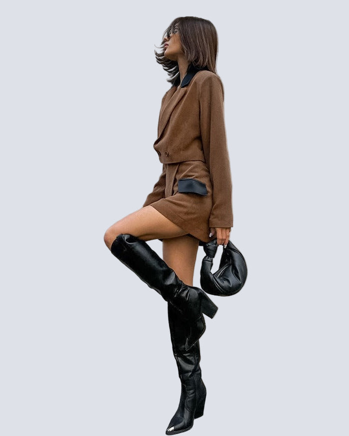 Avslappnat brunt tvådelat set, kjol och minijacka