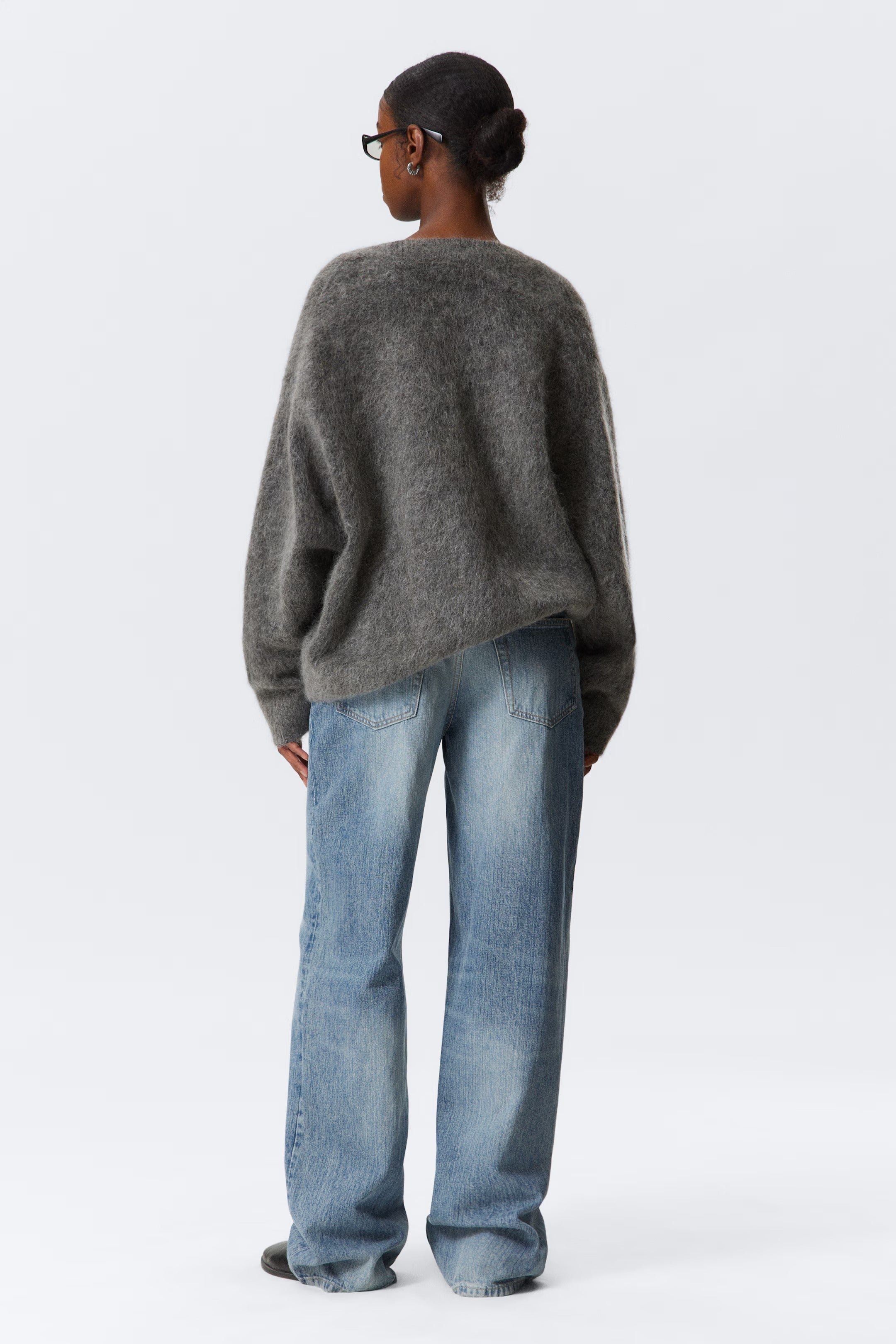 Kort stickad kofta med V-ringning, knappar, enkel rad med knappar