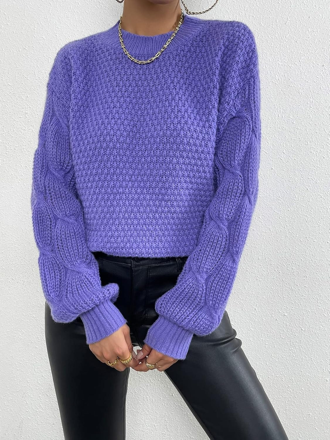 Mörkblå stickad tröja med långa ärmar