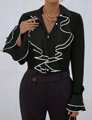 Avslappnad blus med utsvängda ärmar och vågig krage