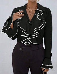 Avslappnad blus med utsvängda ärmar och vågig krage