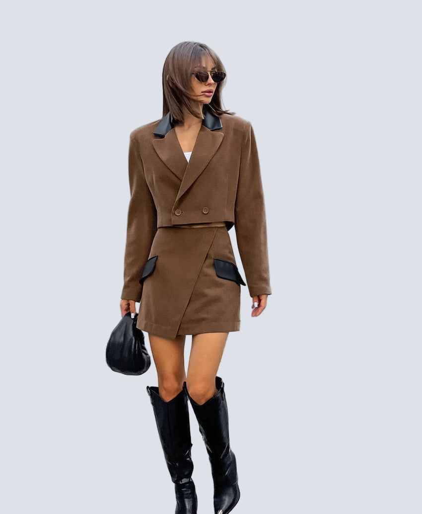 Avslappnat brunt tvådelat set, kjol och minijacka