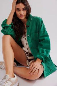 Mångsidig och avslappnad jeansjacka med sidoficka