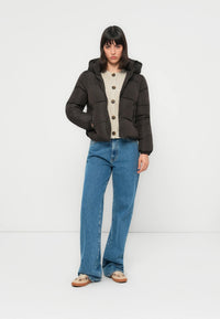 Svart vinterjacka med huva och dragkedja