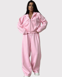 Tvådelad kostym, utsvängda byxor och huvtröja