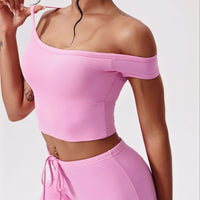 Yogadräkt med en axel och utsvängda byxor