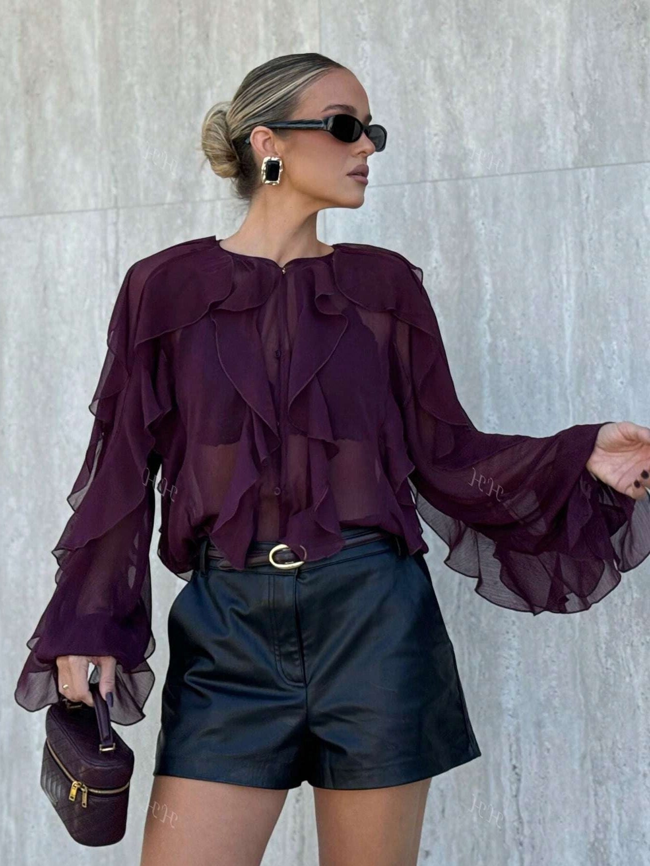 Inna vinröd blus med lager på lager volanger och knappar