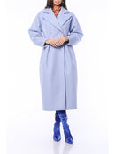 Lång ljusblå kappa med två rader knappar