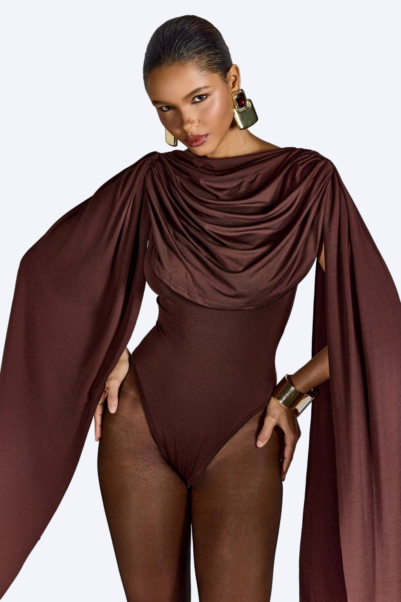 Viky brun jumpsuit med smal passform, lös krage och långa ärmar