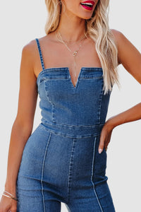 Ärmlös denimjumpsuit med V-ringning, utsvängda ben och dragkedja bak