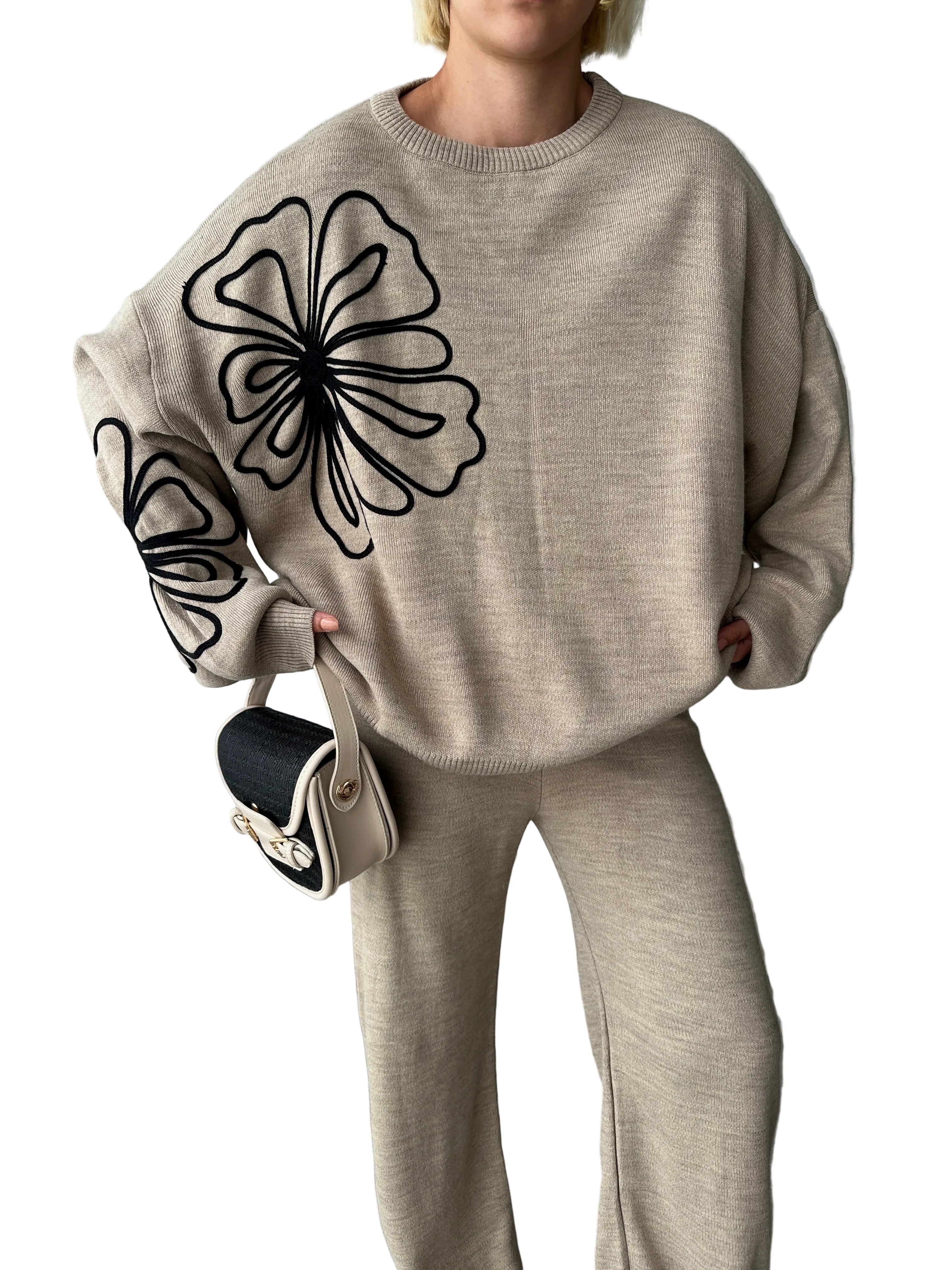 Tvådelad kostym med vida byxor och blommönster på blusen