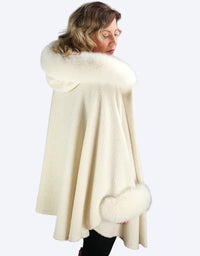 Vit kofta med kaninpälskrage, vida och långa ärmar