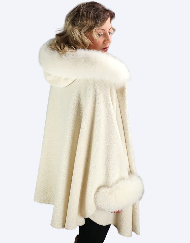 Vit kofta med kaninpälskrage, vida och långa ärmar