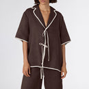 Tvådelat linneset, mörkbrunt, löst sittande, med utsvängda byxor