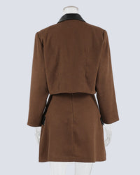 Avslappnat brunt tvådelat set, kjol och minijacka