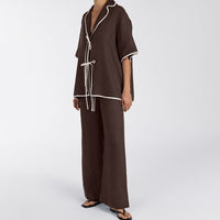 Tvådelat linneset, mörkbrunt, löst sittande, med utsvängda byxor