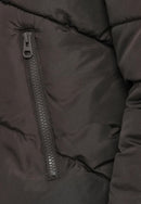 Svart vinterjacka med huva och dragkedja