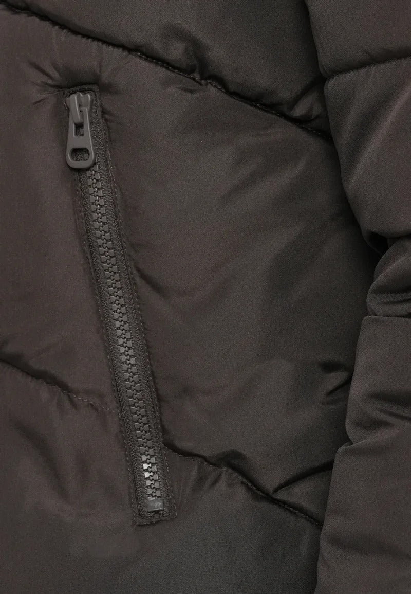 Svart vinterjacka med huva och dragkedja