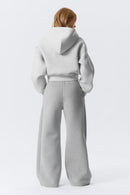 Grå tvådelad kostym med huva och utsvängda byxor