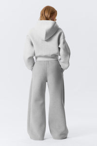 Grå tvådelad kostym med huva och utsvängda byxor