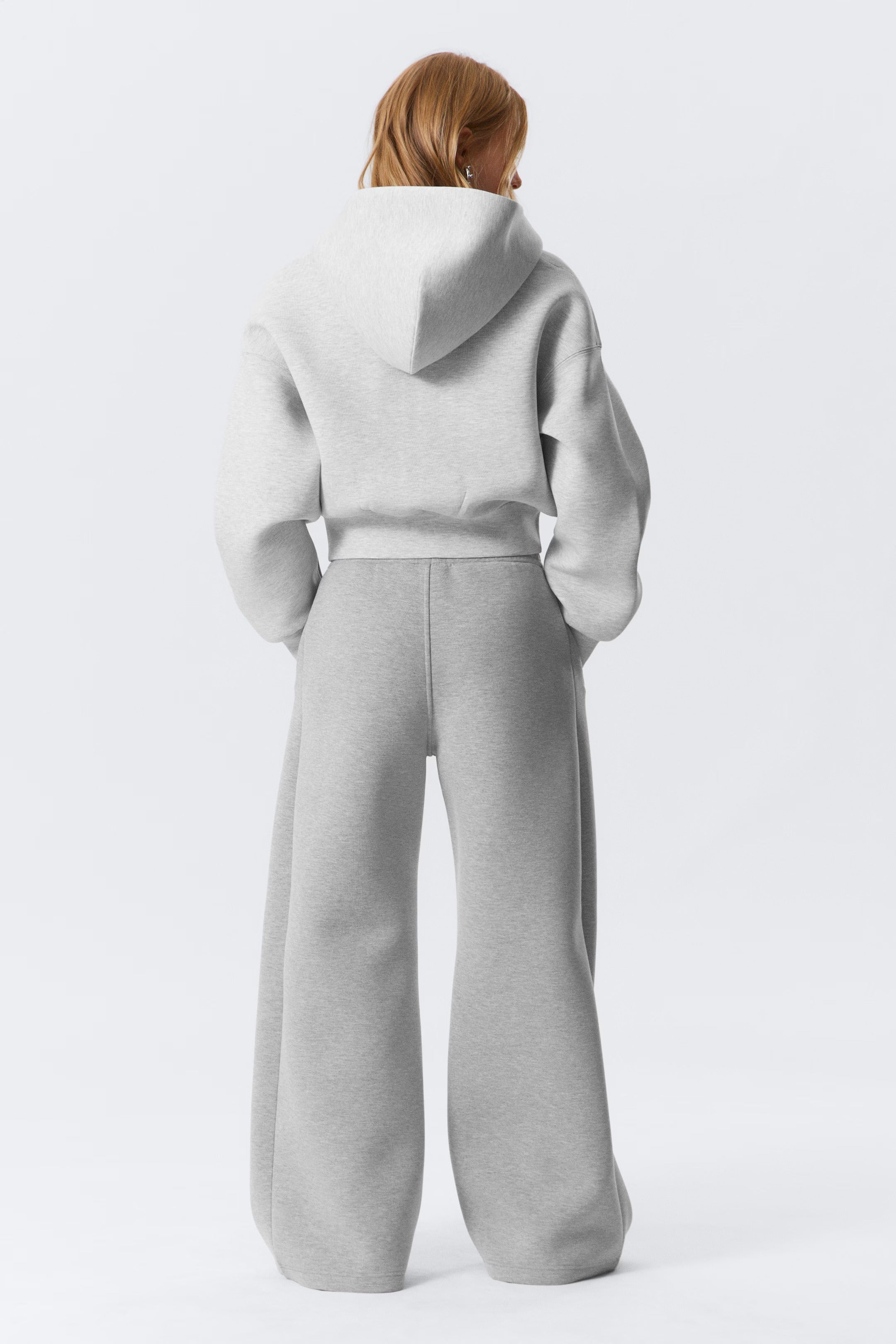 Grå tvådelad kostym med huva och utsvängda byxor