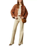 Avslappnad beige jacka med knappar och nedsänkta axlar