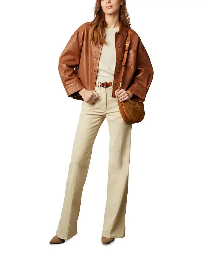 Avslappnad beige jacka med knappar och nedsänkta axlar