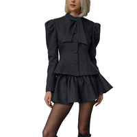 Grått tvådelat set med kjol, långa ärmar och fluga