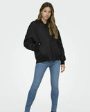 Nyla svart jacka med rynkad rygg och dragkedja fram