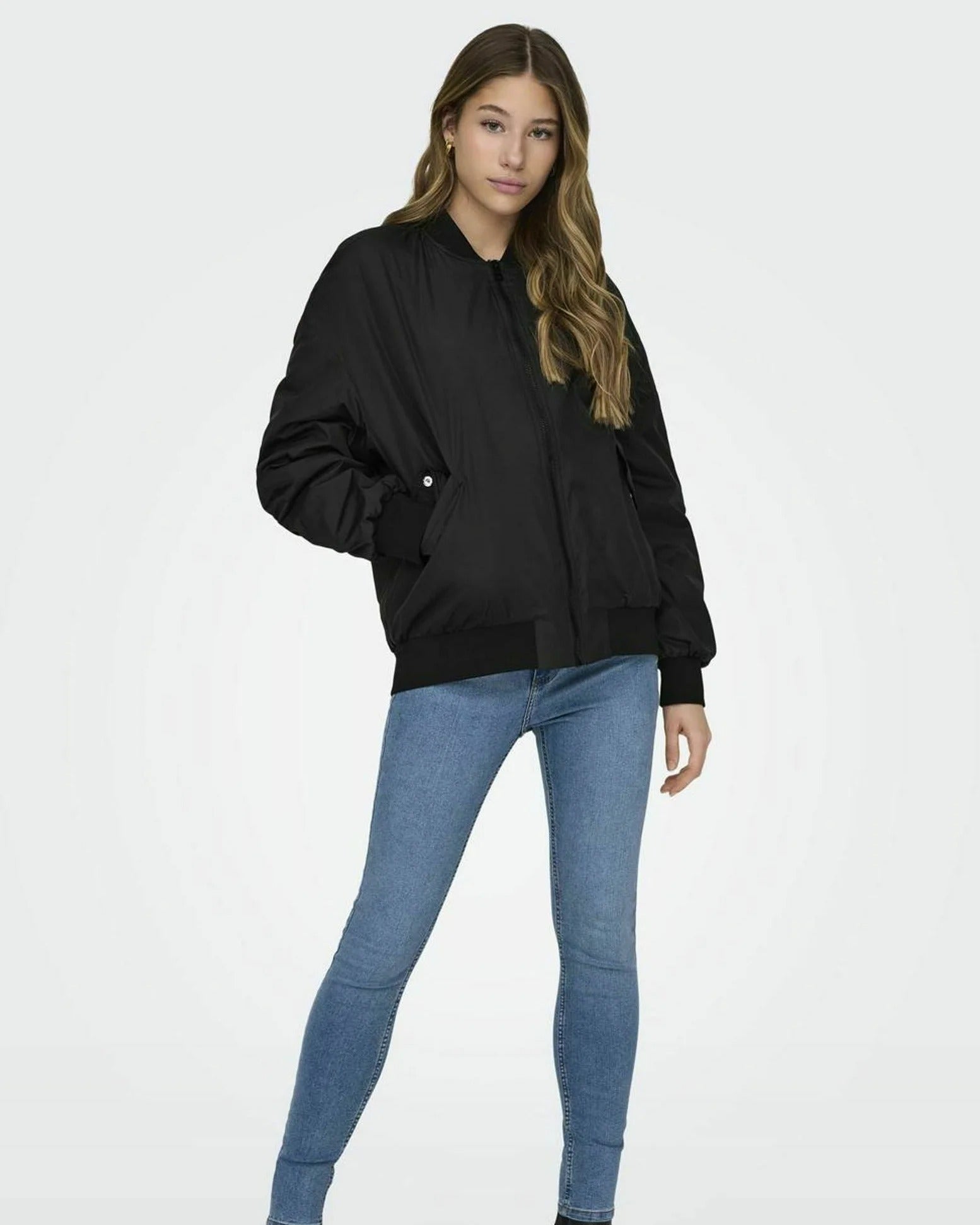 Nyla svart jacka med rynkad rygg och dragkedja fram