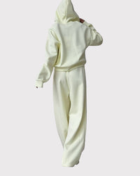 Tvådelad kostym, utsvängda byxor och huvtröja