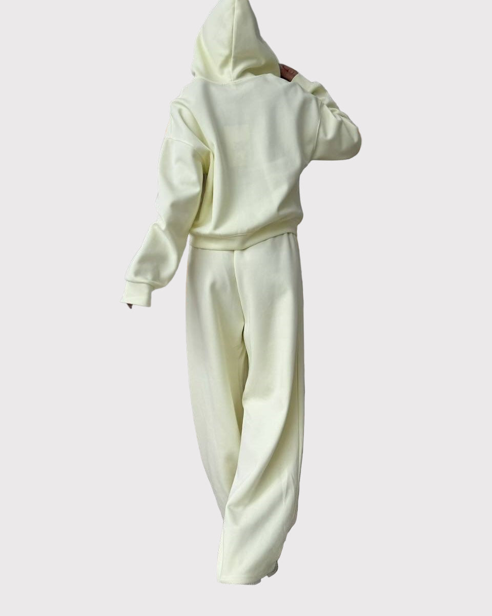 Tvådelad kostym, utsvängda byxor och huvtröja