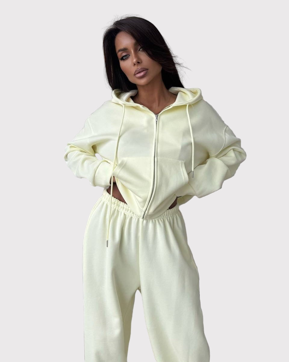 Tvådelad kostym, utsvängda byxor och huvtröja