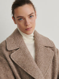 Lång ljusbrun kappa med knappar