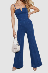 Ärmlös denimjumpsuit med V-ringning, utsvängda ben och dragkedja bak