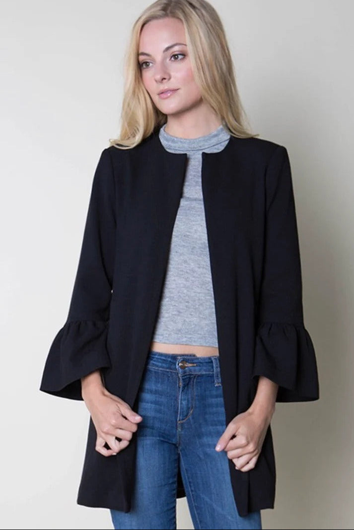 Kort svart kofta med ärmar och rund krage och fleece inuti