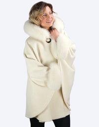 Vit kofta med kaninpälskrage, vida och långa ärmar