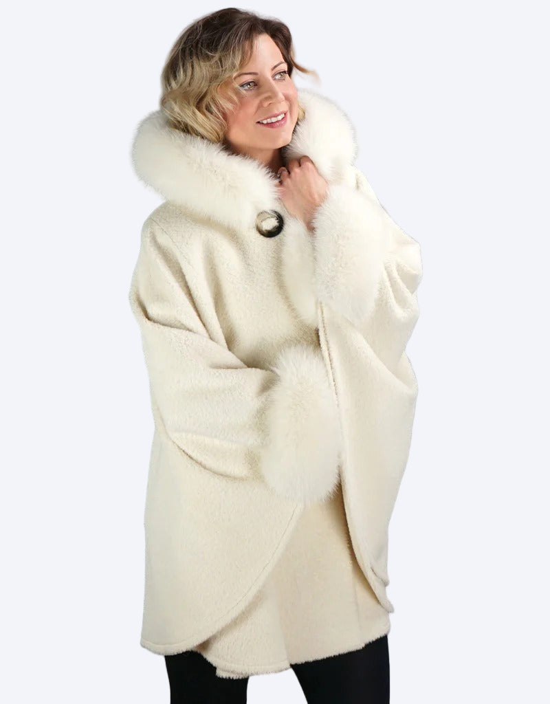 Vit kofta med kaninpälskrage, vida och långa ärmar