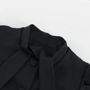 Grått tvådelat set med kjol, långa ärmar och fluga