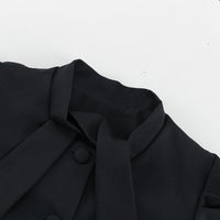 Grått tvådelat set med kjol, långa ärmar och fluga