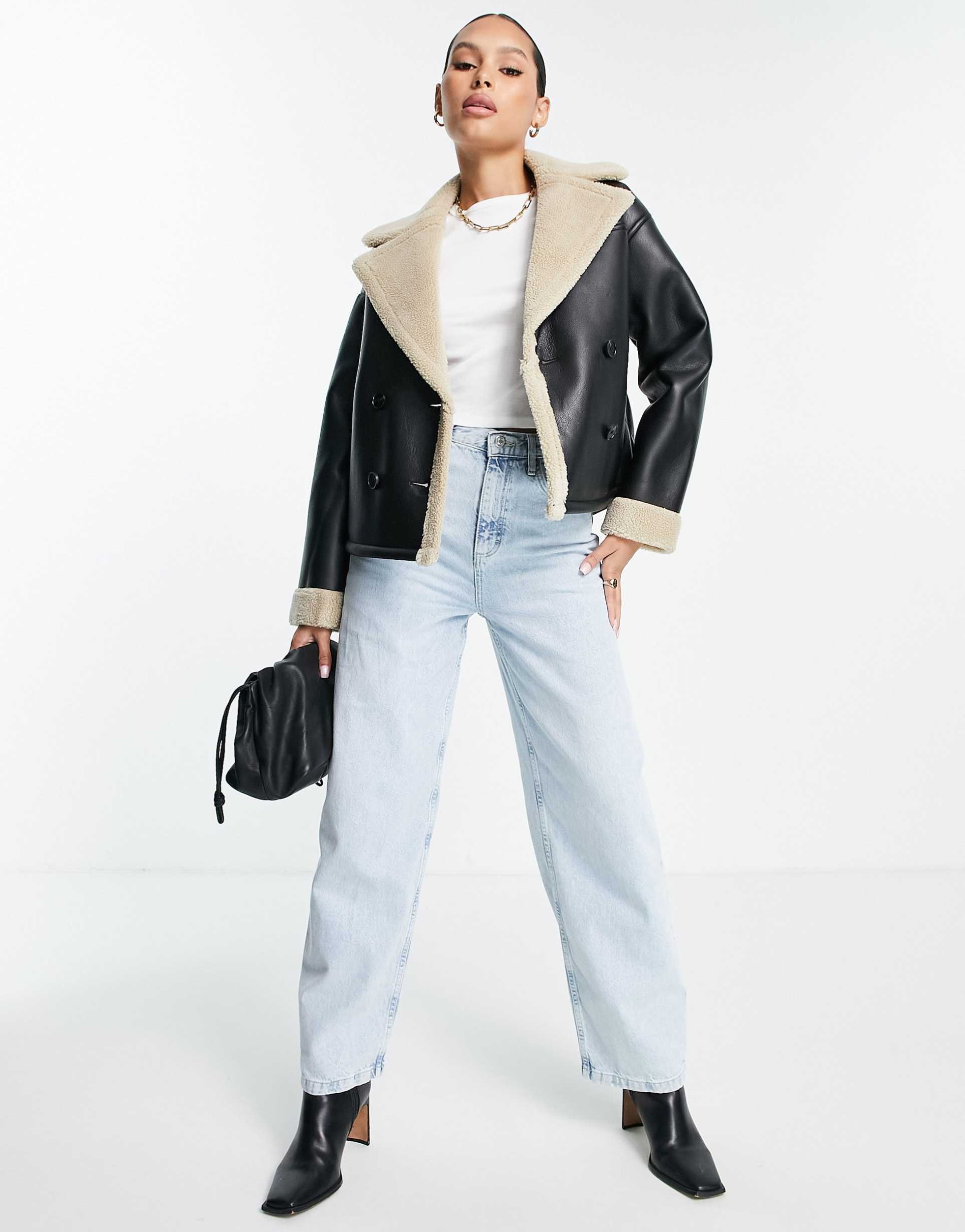 Svart Veya eko-läderjacka med knappar och v-ringning