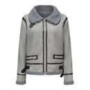 Tjock pälskapa med långa ärmar och hög krage