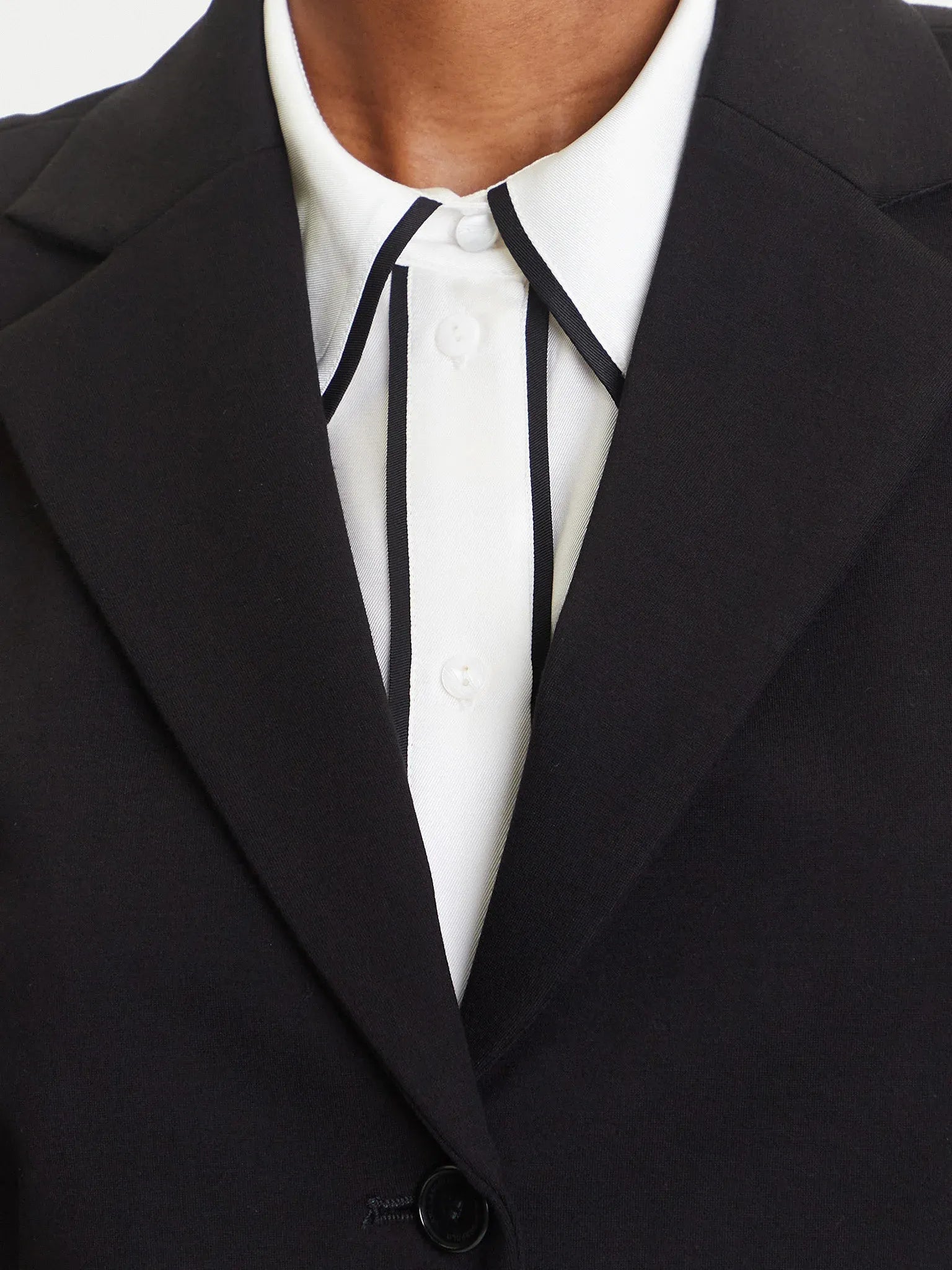 Vivi jacka med dragkedja, knapp och v-ringning