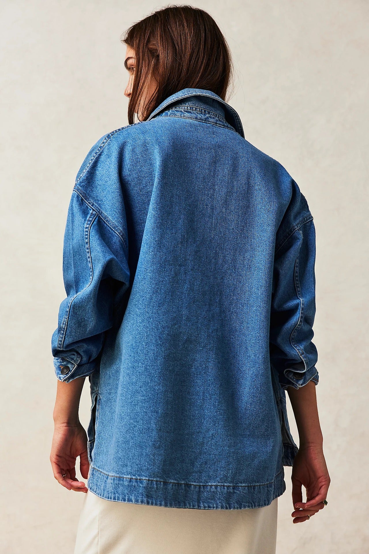 Mångsidig och avslappnad jeansjacka med sidoficka